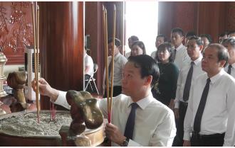 Các đồng chí lãnh đạo tỉnh dâng hương tưởng niệm Chủ tịch Hồ Chí Minh và viếng Nghĩa trang liệt sỹ trung tâm tỉnh